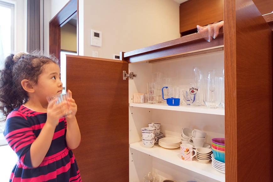 人が集まる家＿お子さんがお手伝いしやすい食器棚